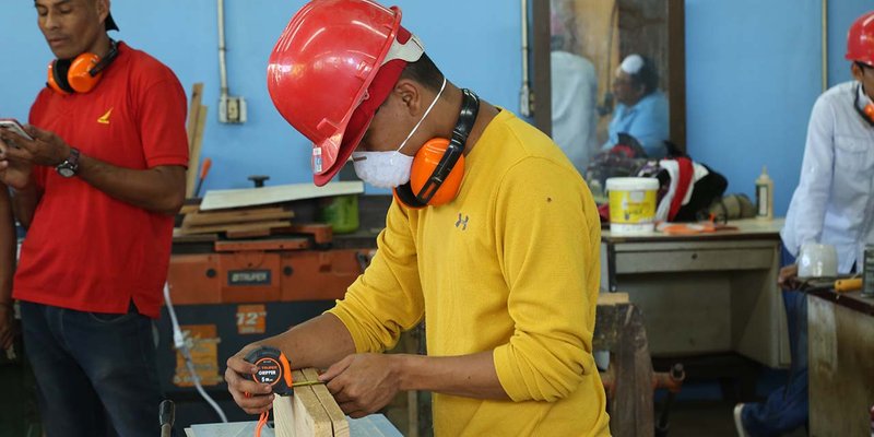 Fabricar productos de madera, una opción para las personas creativas