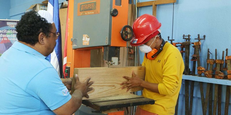 Fabricar productos de madera, una opción para las personas creativas