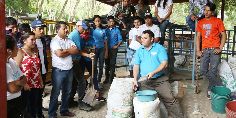 TECNacional - Estudiantes técnicos aprenden a producir bioinsumos orgánicos