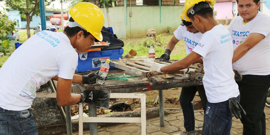 Aprendizaje técnico con labor para la población