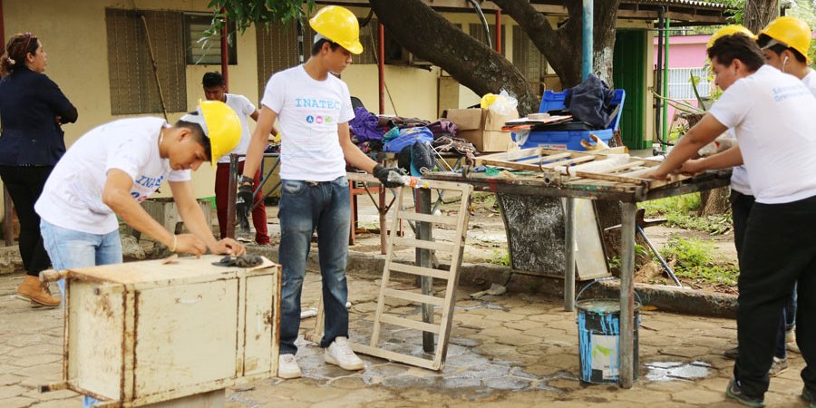 Aprendizaje técnico con labor para la población