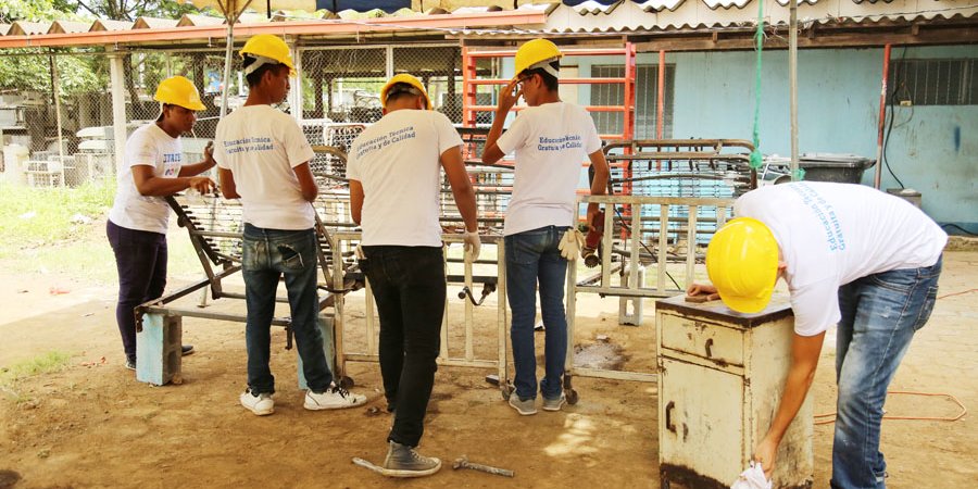 Aprendizaje técnico con labor para la población