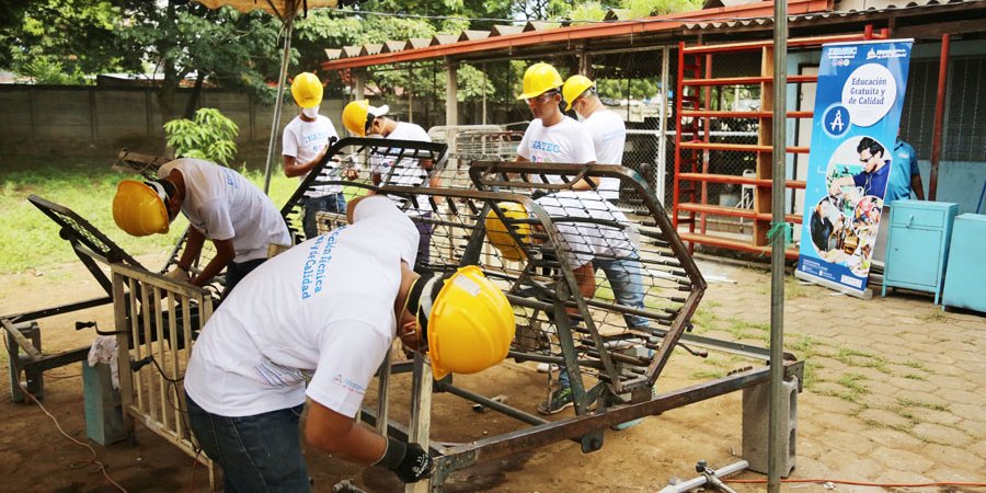 Aprendizaje técnico con labor para la población