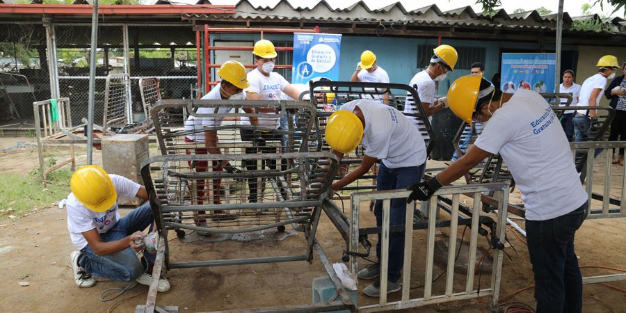 Aprendizaje técnico con labor para la población