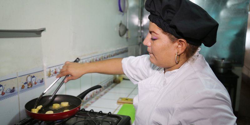 Una madre amante a la cocina
