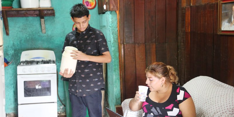 Una madre amante a la cocina