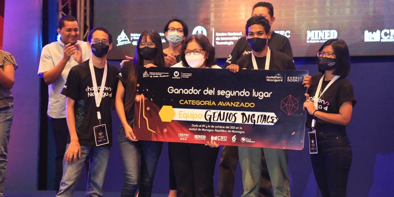 Categoría Avanzado - Segundo lugar: Equipo Genios Digitales de Estelí.