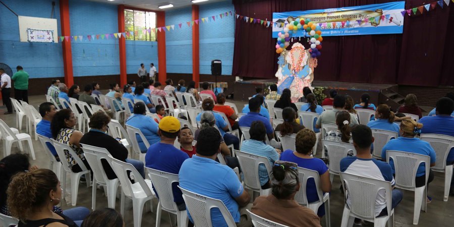 Trabajadores del Centro Tecnológico Manuel Olivares  celebran a la Virgen María