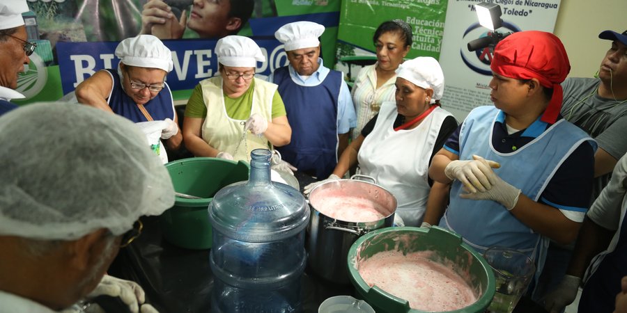 Personas No Videntes, aprenden a elaborar Vinos Naturales
