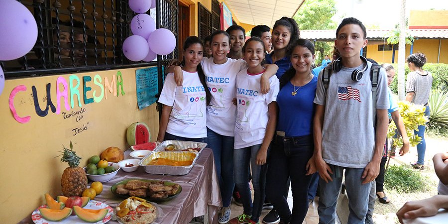 Alumnos realizan feria de cuaresma