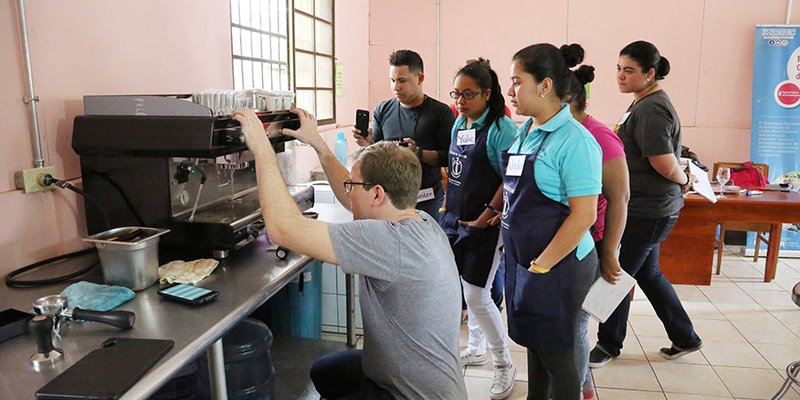 Egresados y docentes de la especialidad de Barismo se capacitan con expertos internacionales