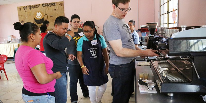 Egresados y docentes de la especialidad de Barismo se capacitan con expertos internacionales