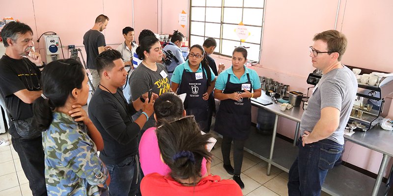 Egresados y docentes de la especialidad de Barismo se capacitan con expertos internacionales