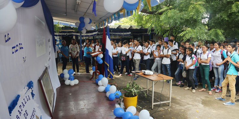 Estudiantes técnicos de León festejan a la patria