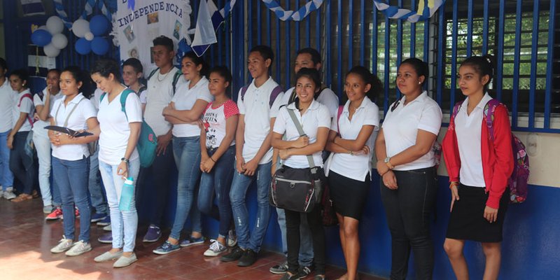 Estudiantes técnicos de León festejan a la patria
