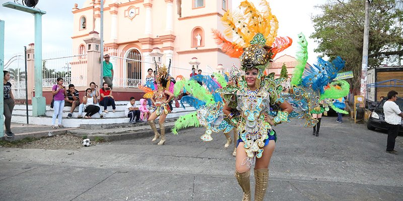 Caravana recorre calles de la ciudad de “Dos Pisos”