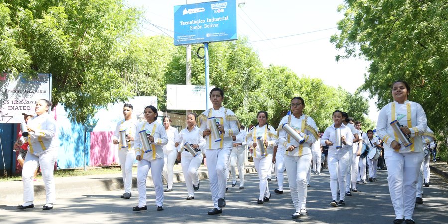 Estudiantes del Centro Tecnológico Simón Bolívar saludan las fiestas patrias