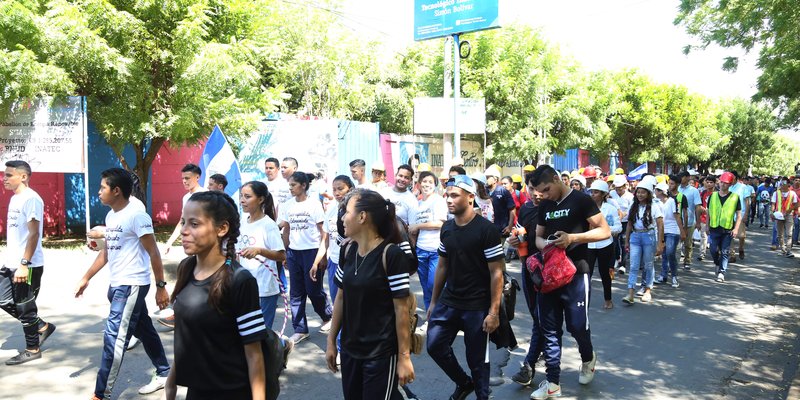 Estudiantes Técnicos saludan las fiestas patrias