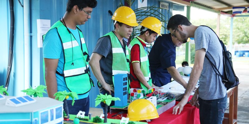 Estudiantes Técnicos saludan las fiestas patrias