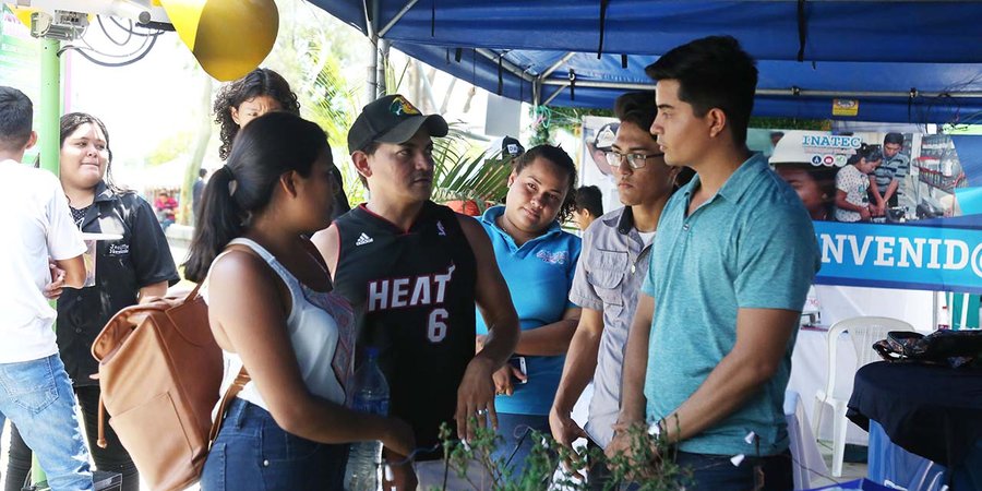 Estudiantes Técnicos presentes en la Expo Feria “Amor a la Madre Tierra”