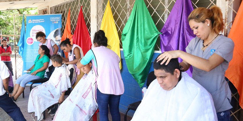 Jóvenes granadinas comparten lo aprendido en el curso de Belleza General