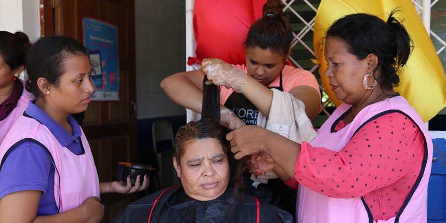 Jóvenes comparten lo aprendido en el curso de Belleza General