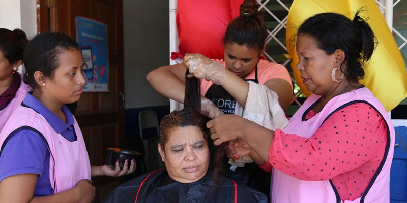 Jóvenes granadinas comparten lo aprendido en el curso de Belleza General