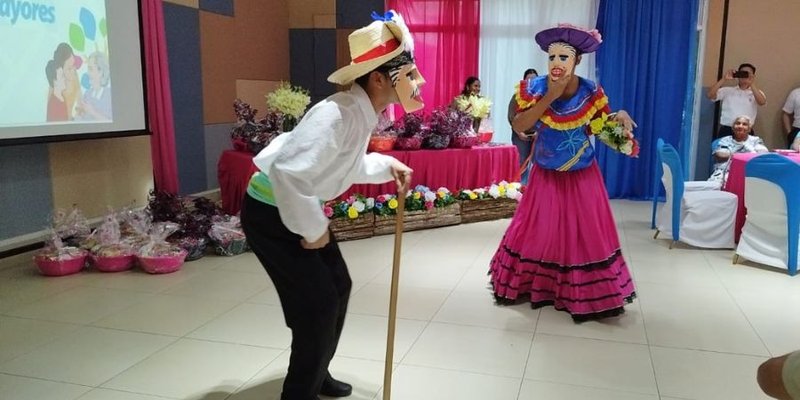 Escuela Hotel Casa Luxemburgo celebra  Día Internacional del Adulto Mayor