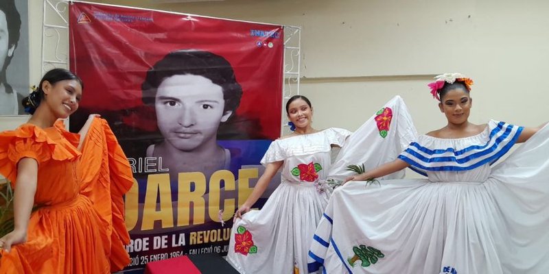 Estudiantes Técnicos conmemoran la vida y legado del héroe revolucionario Ariel Darce