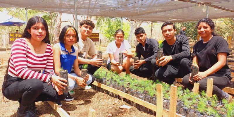 Estudiantes técnicos frente al Vivero Bernardino Diaz Ochoa