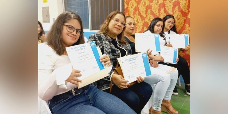 Centro Tecnológico Francisco Rivera entrega certificados a protagonistas del Programa Amor y Cursos Libres