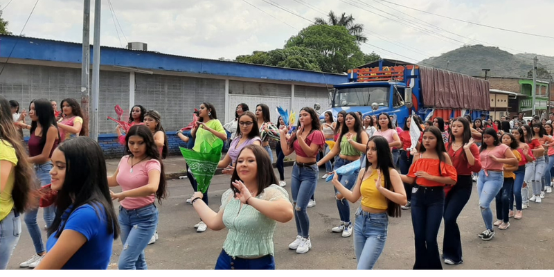 Estudiantes celebran carnaval, en saludo al  41 aniversario del centro técnico de Matagalpa