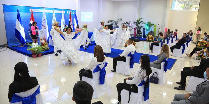 801 Docentes de Formación Técnica se Gradúan