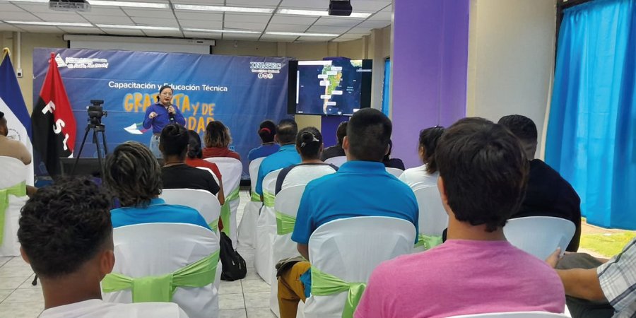 Estudiantes técnicos agropecuarios participan en taller sobre medidas de prevención y manejo ante la influencia aviar
