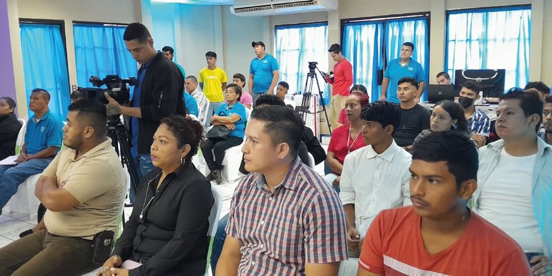 Estudiantes técnicos agropecuarios participan en taller sobre medidas de prevención y manejo ante la influencia aviar