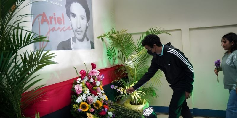 Comunidad educativa y familiares rindieron homenaje al héroe revolucionario Ariel Darce Rivera
