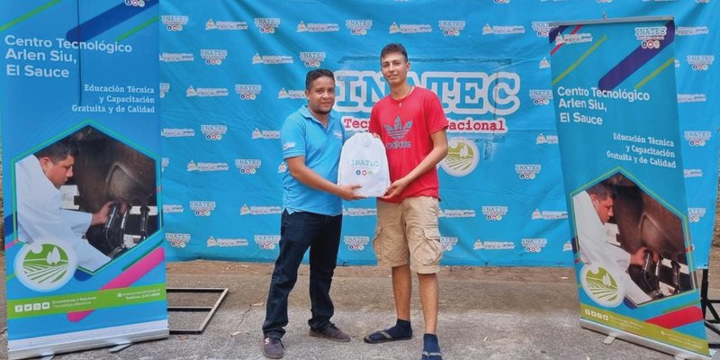 Estudiantes y servidores públicos del Centro Tecnológico Arlen Siu celebran Día del Agrónomo