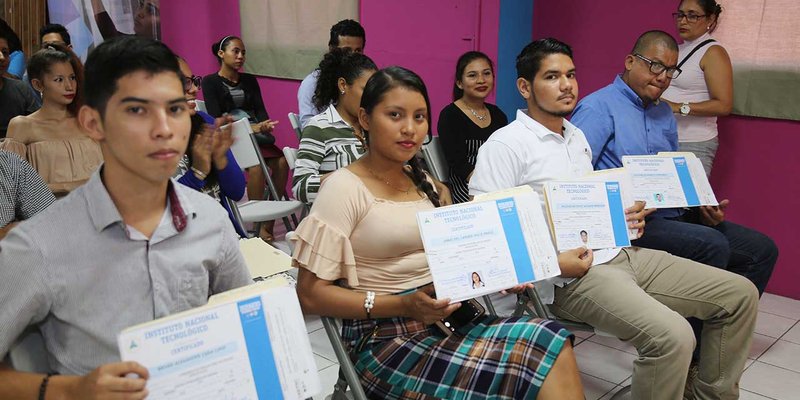 TECNacional -Nuevos egresados del curso Inglés Comunicativo