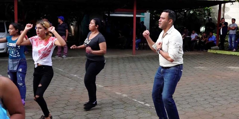 TECNacional - Zumbaton puso a bailar a los docentes