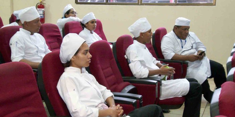 TECNacional - Alumnos de Cocina y Gastronomía del Centro Tecnológico de Hotelería presentan platillos creativos