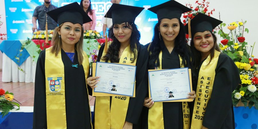 Se gradúan profesionales técnicos del sector comercio