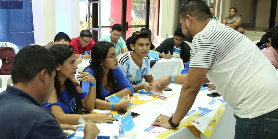 Jóvenes creativos dispuestos al desarrollo de aplicaciones