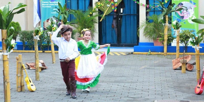 Estudiantes técnicos de Ticuantepe realizan pasarela de trajes folclóricos y regionales