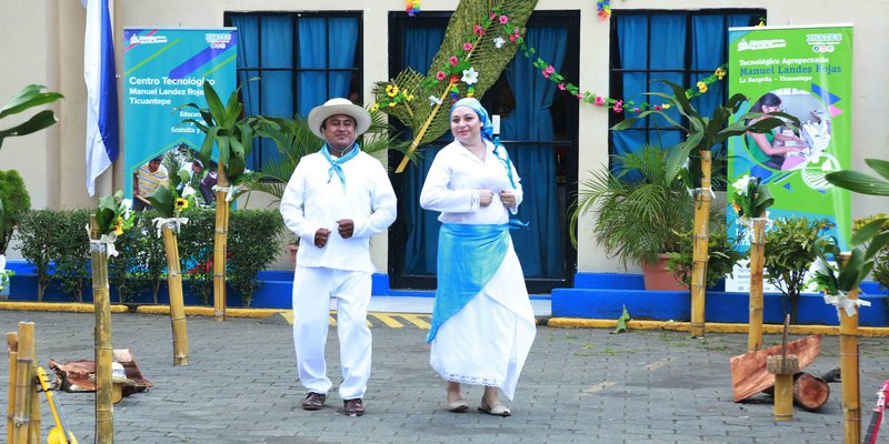 Estudiantes técnicos de Ticuantepe realizan pasarela de trajes folclóricos y regionales
