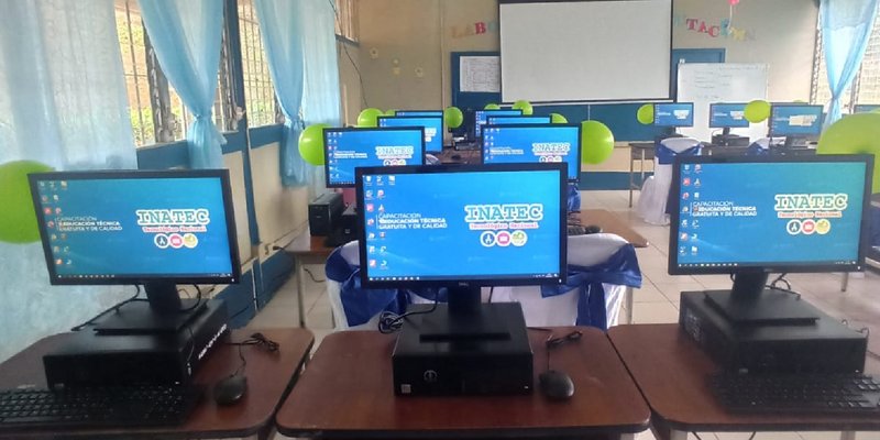 Estudiantes de Bonanza inauguran nuevo y moderno laboratorio de computación
