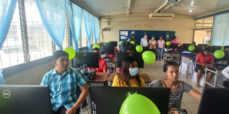 Estudiantes de Bonanza inauguran nuevo y moderno laboratorio de computación