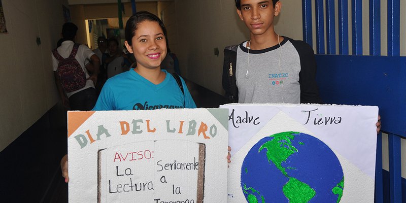 Leoneses celebran el Día Internacional del Libro y la Madre Tierra