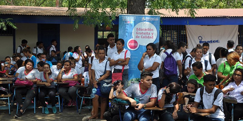 Leoneses celebran el Día Internacional del Libro y la Madre Tierra