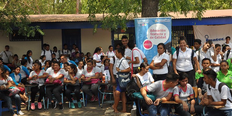 Leoneses celebran el Día Internacional del Libro y la Madre Tierra