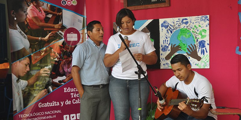 Leoneses celebran el Día Internacional del Libro y la Madre Tierra